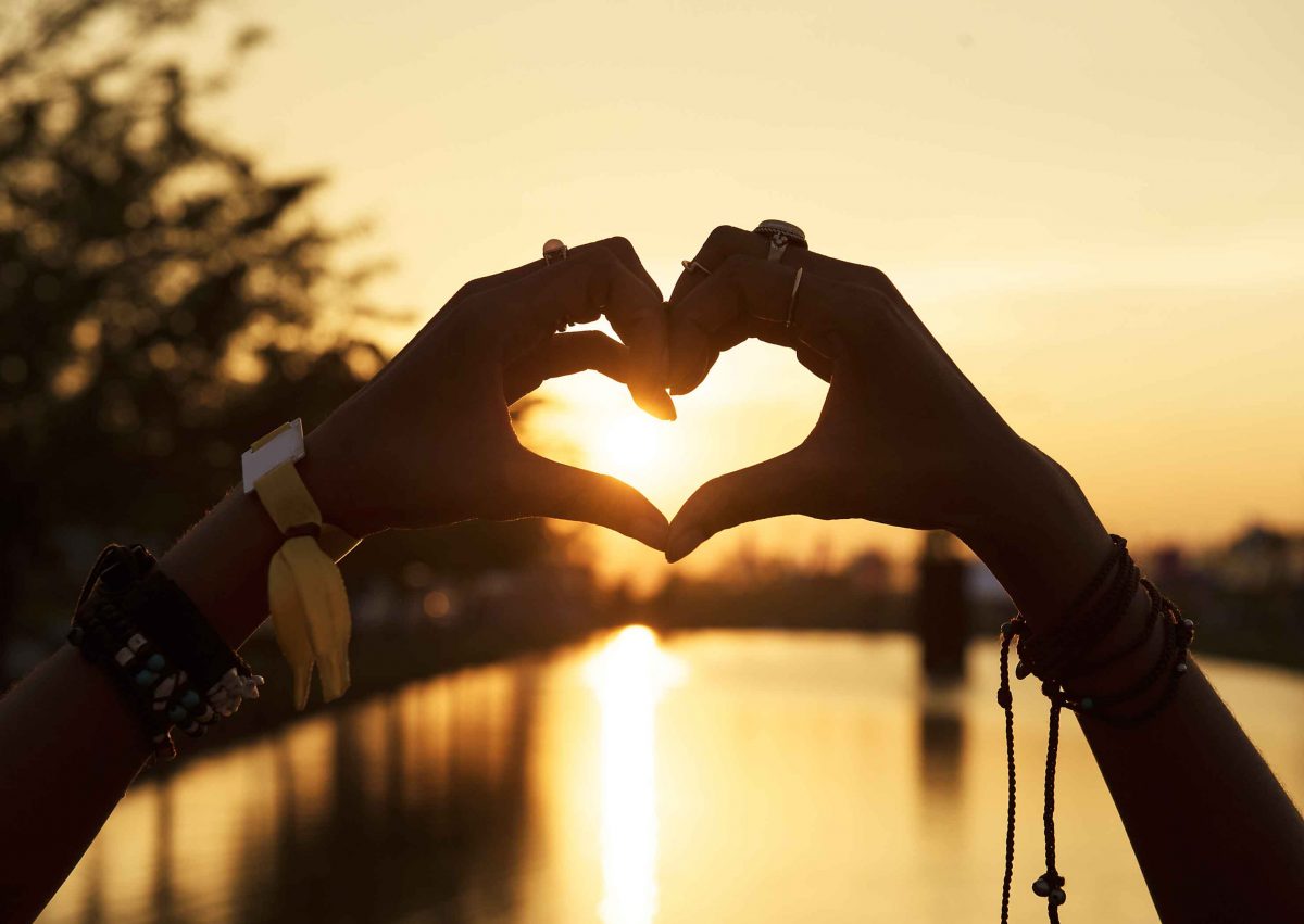 como escribir una carta de san valentín, corazón manos