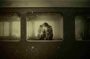 mujer llorando en tren