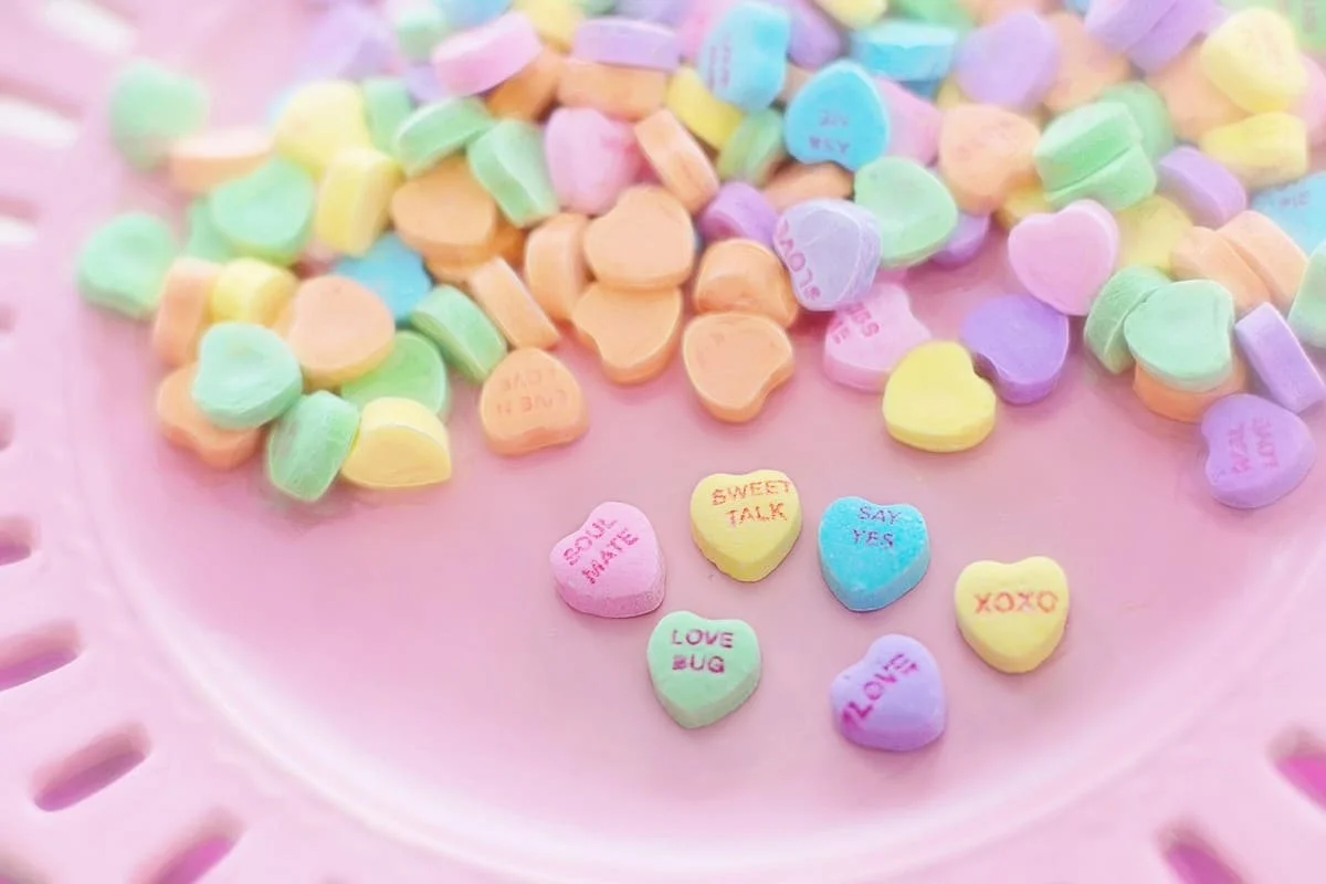 Caramelos de colores con forma de corazón que representan qué significa amar de forma madura y la diferencia entre el amor idealizado y el amor saludable