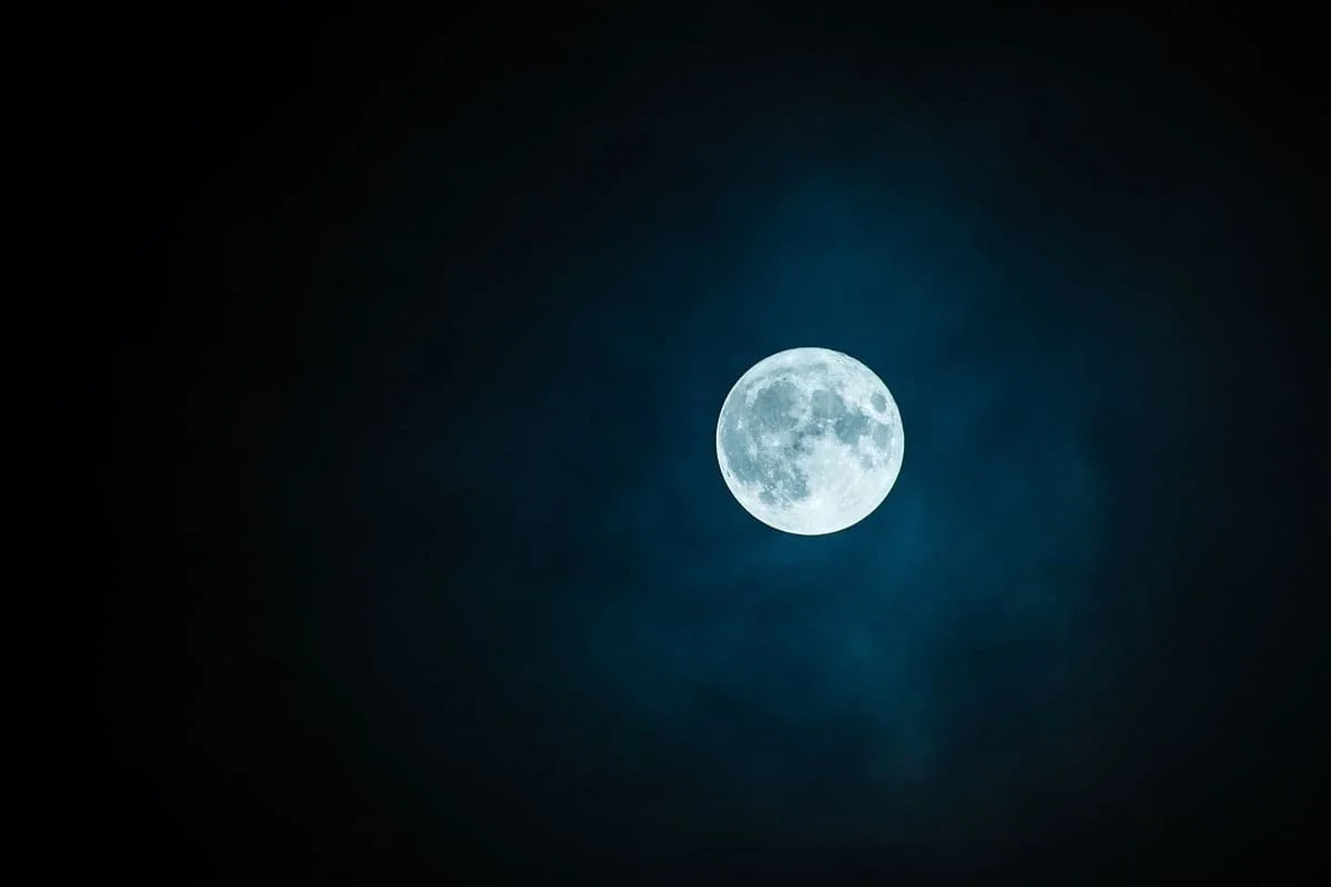 Luna llena brillando en el cielo nocturno, ilustrando la influencia de la luna en el comportamiento humano