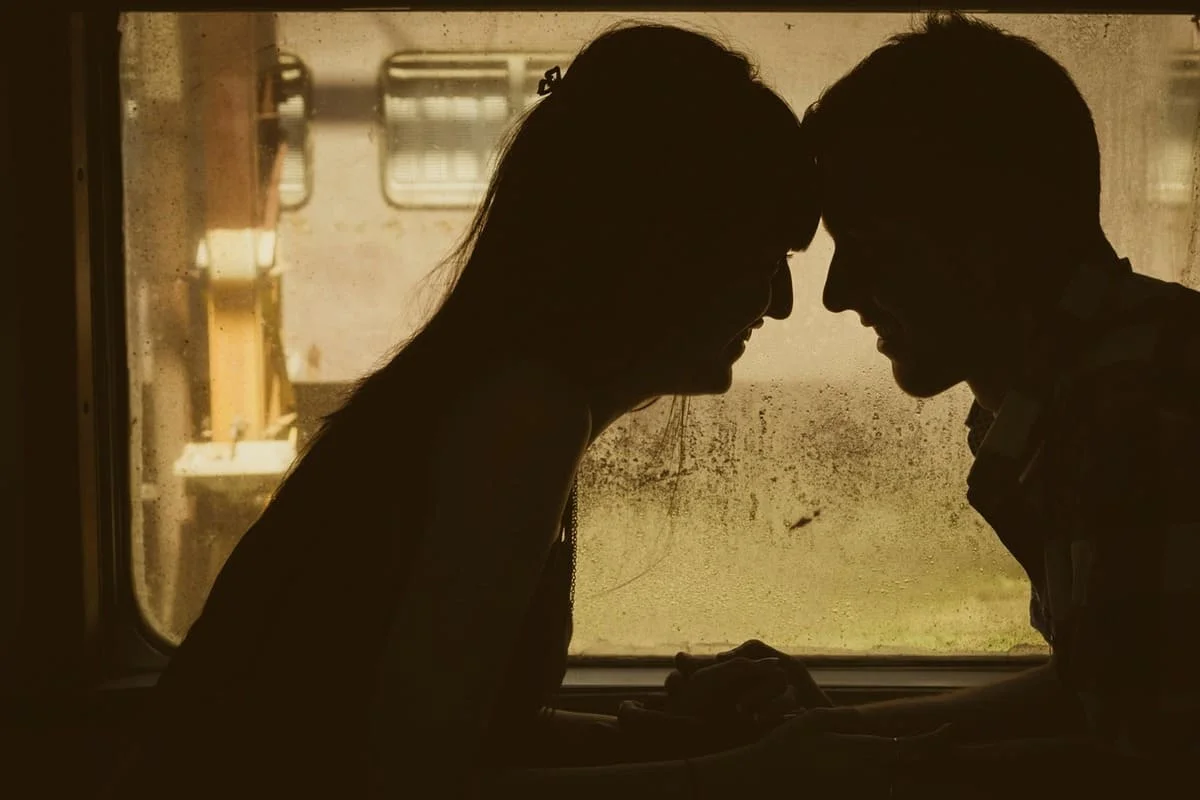 Mi pareja quiere dejarme después de las vacaciones: pareja sonriendo y apoyando la cabeza una sobre otra