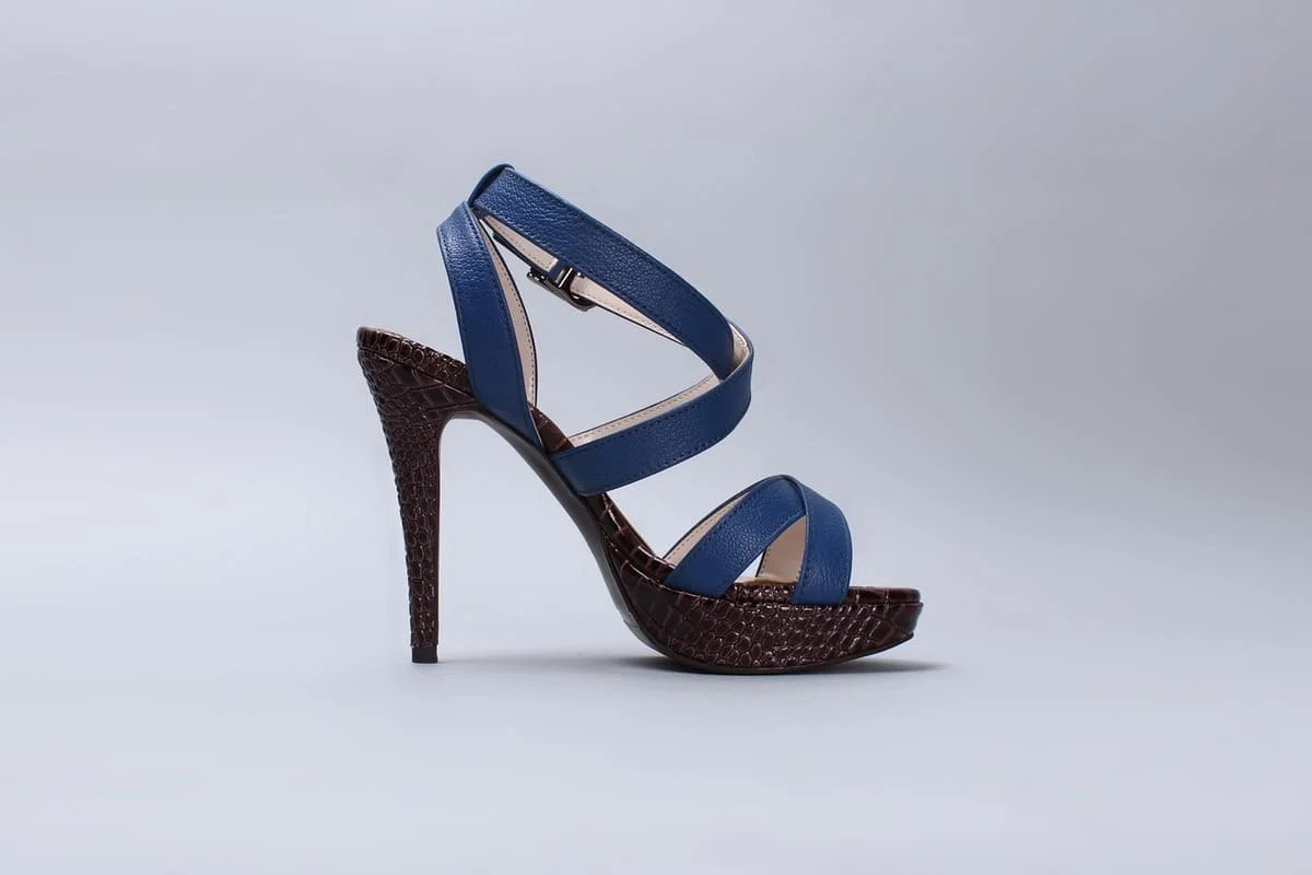 Qué es el complejo de Cenicienta: zapato de tacón como símbolo de dependencia y expectativas en las relaciones