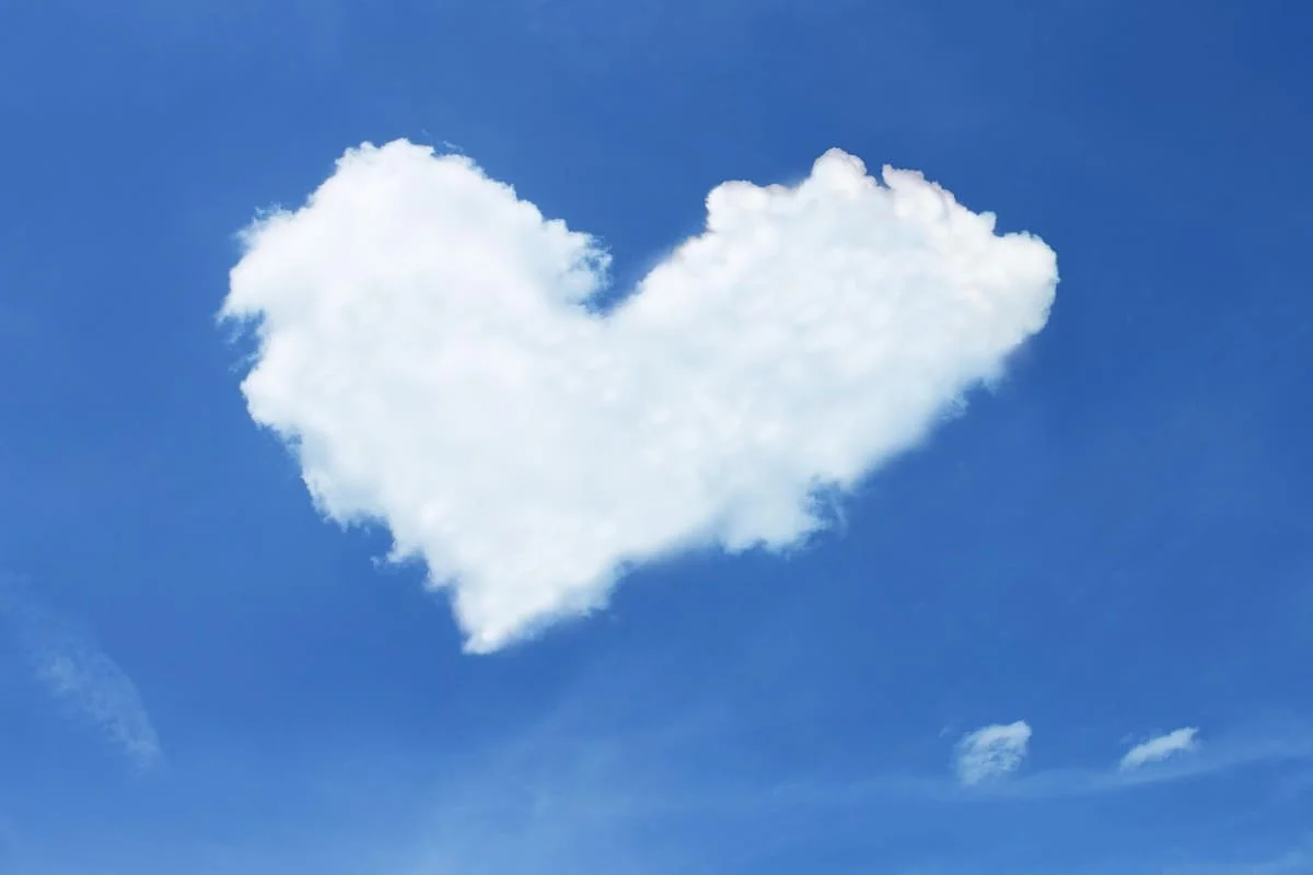 Me cuesta volver a la rutina con mi pareja, representado por una nube con forma de corazón en el cielo